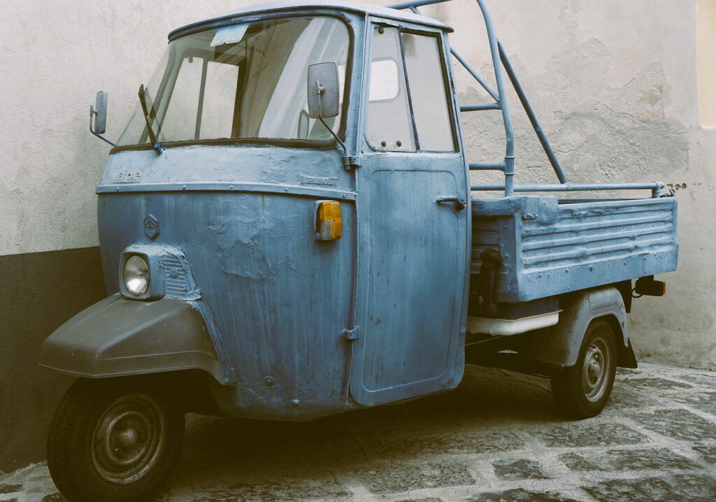 Ein blaues Auto in einer Gasse